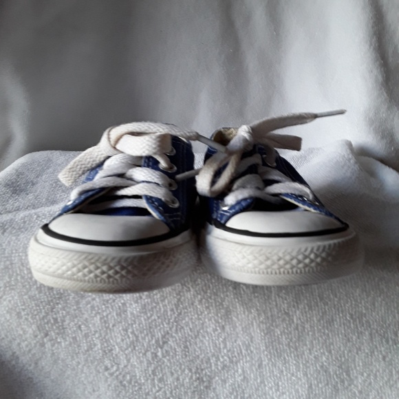 Converse sneakers😀😀😀Infants size 4 - Picture 2 of 7